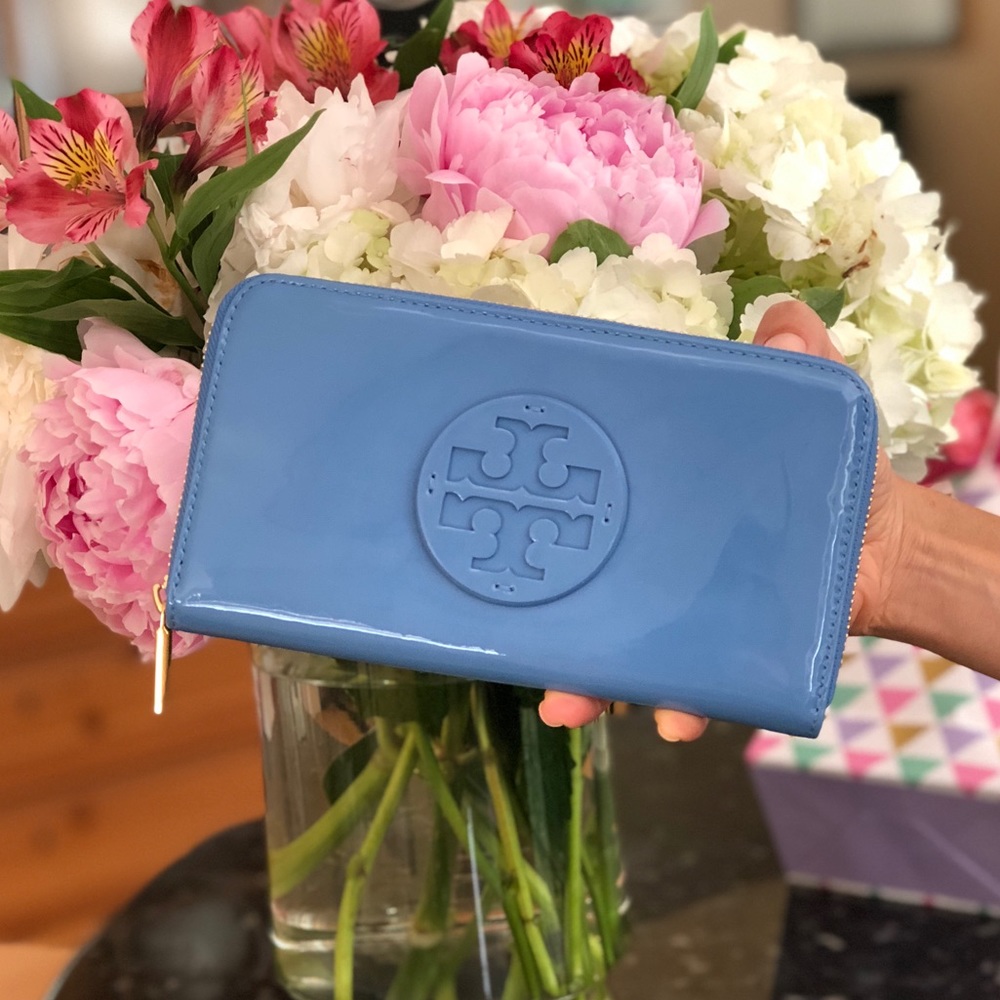 NWT Tory Burch stacked patent zip wallet BLUE ❤️